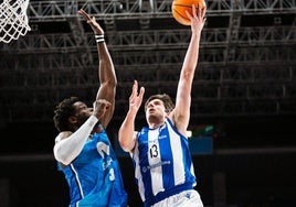 Ander Martínez entra a canasta por el lado izquierdo ante la presencia de Mus Barro, ayer en el movistar Arena.