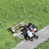 Una mujer atiende a su hijo en un parque de Usurbil.