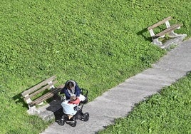Una mujer atiende a su hijo en un parque de Usurbil.