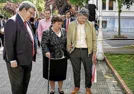 «Agradezco de verdad este abrazo de Bilbao; este gesto de homenaje a mi marido»