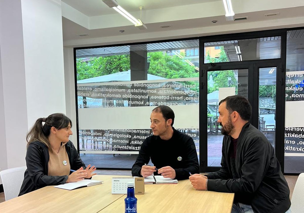 Los concejales de EH Bildu Edurne González (Legazpi), Aritz Elgarresta (Zumarraga) y Jon Altolagirre (Urretxu) han dado a conocer la iniciativa