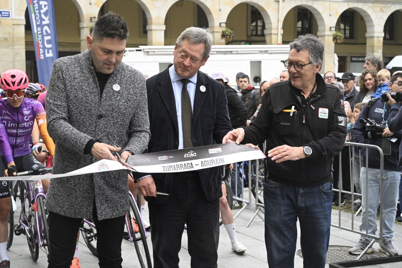 Enérgico impulso a la Itzulia Women en su salida de Zumarraga