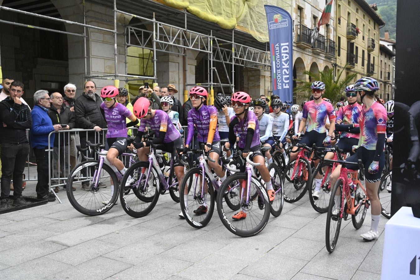 Enérgico impulso a la Itzulia Women en su salida de Zumarraga
