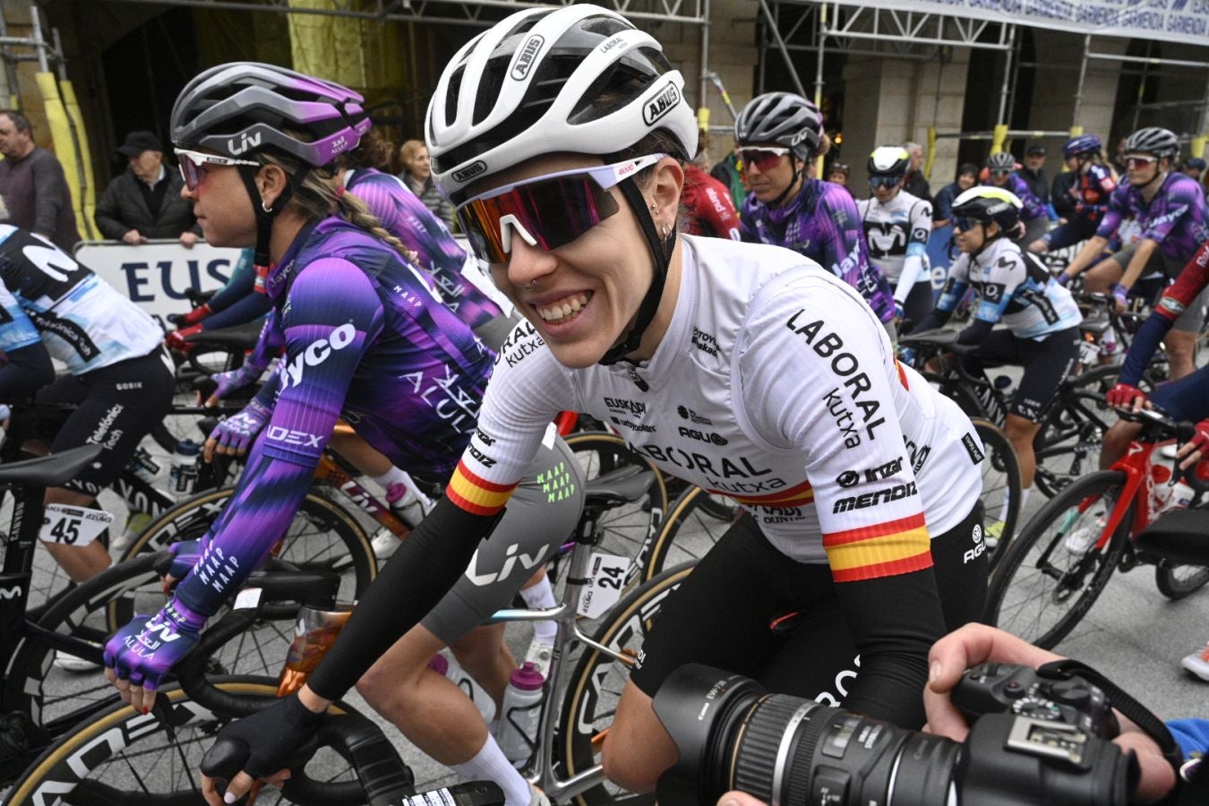 Enérgico impulso a la Itzulia Women en su salida de Zumarraga