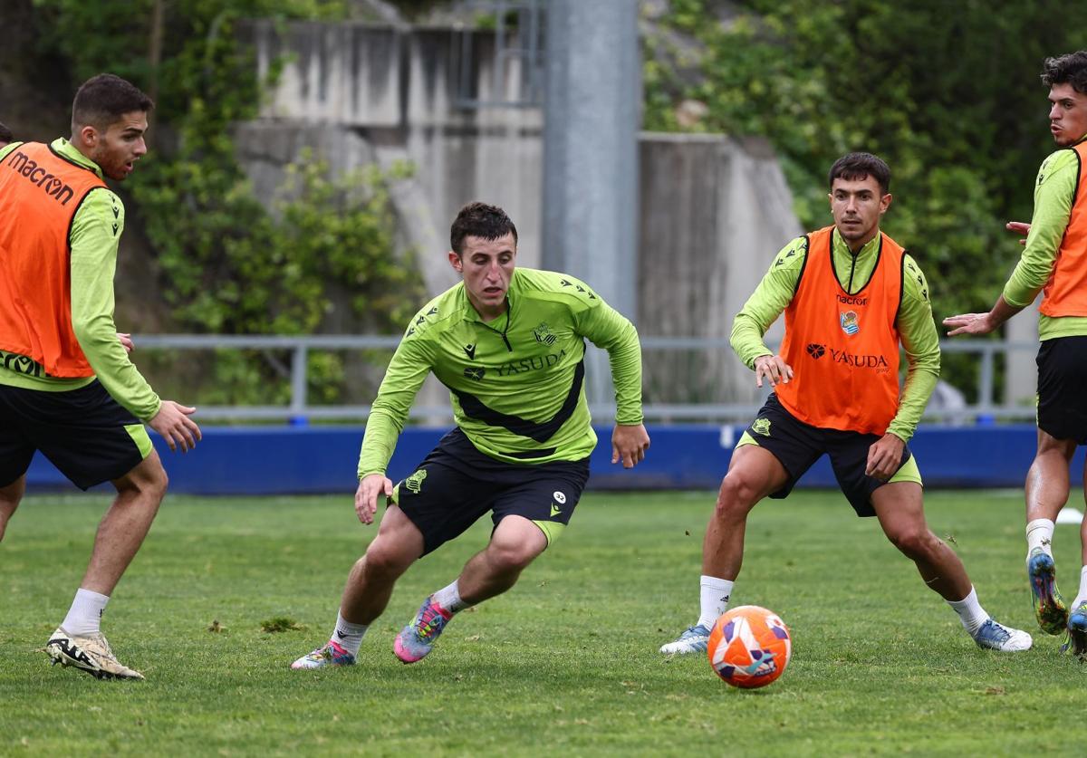 Zakharyan, Mariezkurrena, Zubimendi y Javi López, en el entrenamiento de este viernes en Zubieta