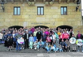 Los lezoarras que se sumaron al arranque oficial de la cuarta edición de Euskaraldia en Gurutze Santuaren plaza..