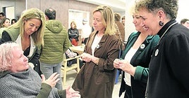 La diputada general Eider Mendoza y la alcaldesa Ana Azkoitia junto a la también diputada Maite Peña conversaron con los usuarios del centro y familiares a la vez que visitaron las amplias estancias del centro en cuya entrada presenta una obra de la artista local Udatxo.