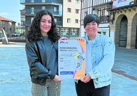 Yaiza Gonzalez eta Arantzazu Miner, antolatzaileen taldeko bi kideek.