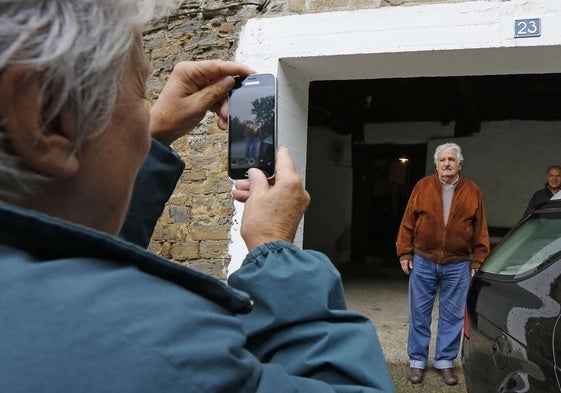 Pepe Mujica es fotografiado por su mujer, Lucía Topolansky, en Astigarreta, el caserío de sus ancestros, hace diez años.