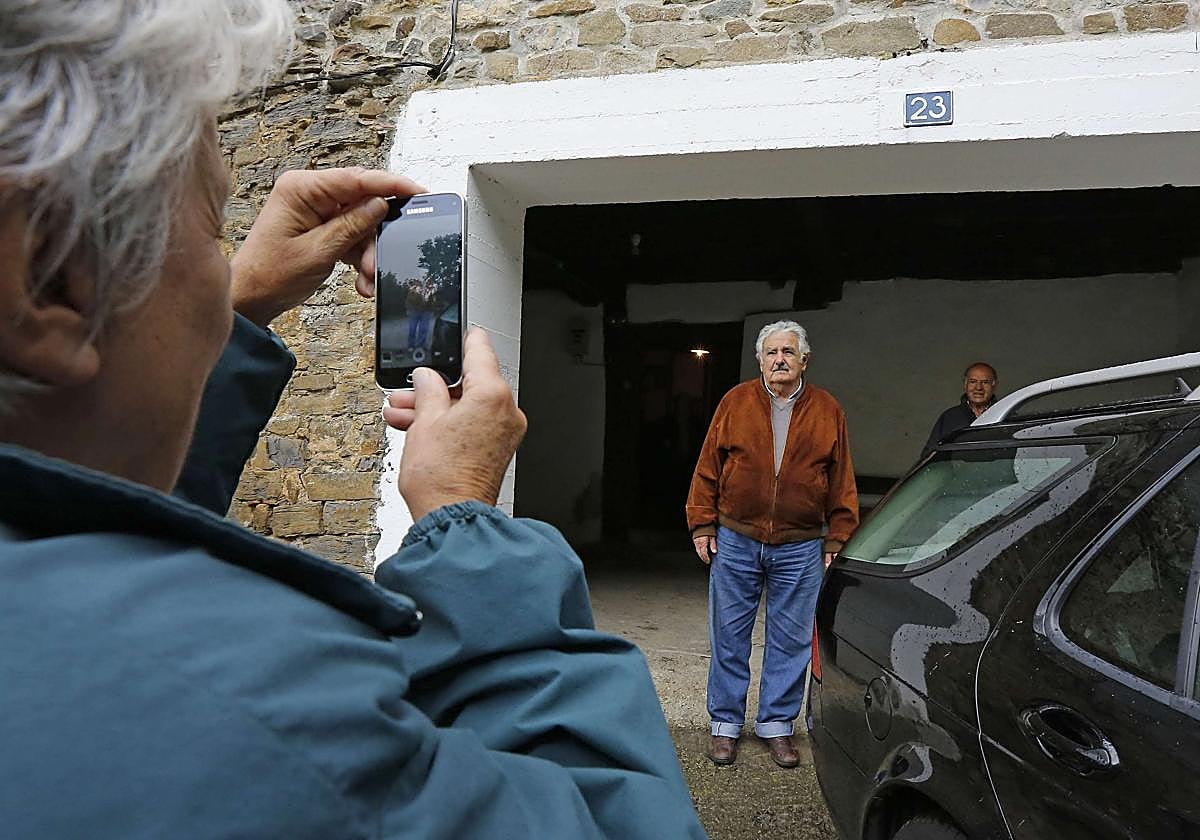 Pepe Mujica es fotografiado por su mujer, Lucía Topolansky, en Astigarreta, el caserío de sus ancestros, hace diez años.