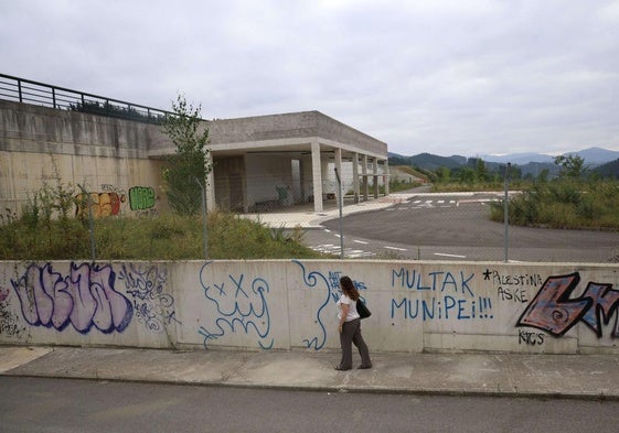 La estación del TAV en Ezkio-Itsaso lleva más de una década terminada y varios años en estado de abandono.