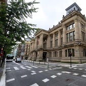 Exterior de la Audiencia Provincial de Gipuzkoa, en Donostia.