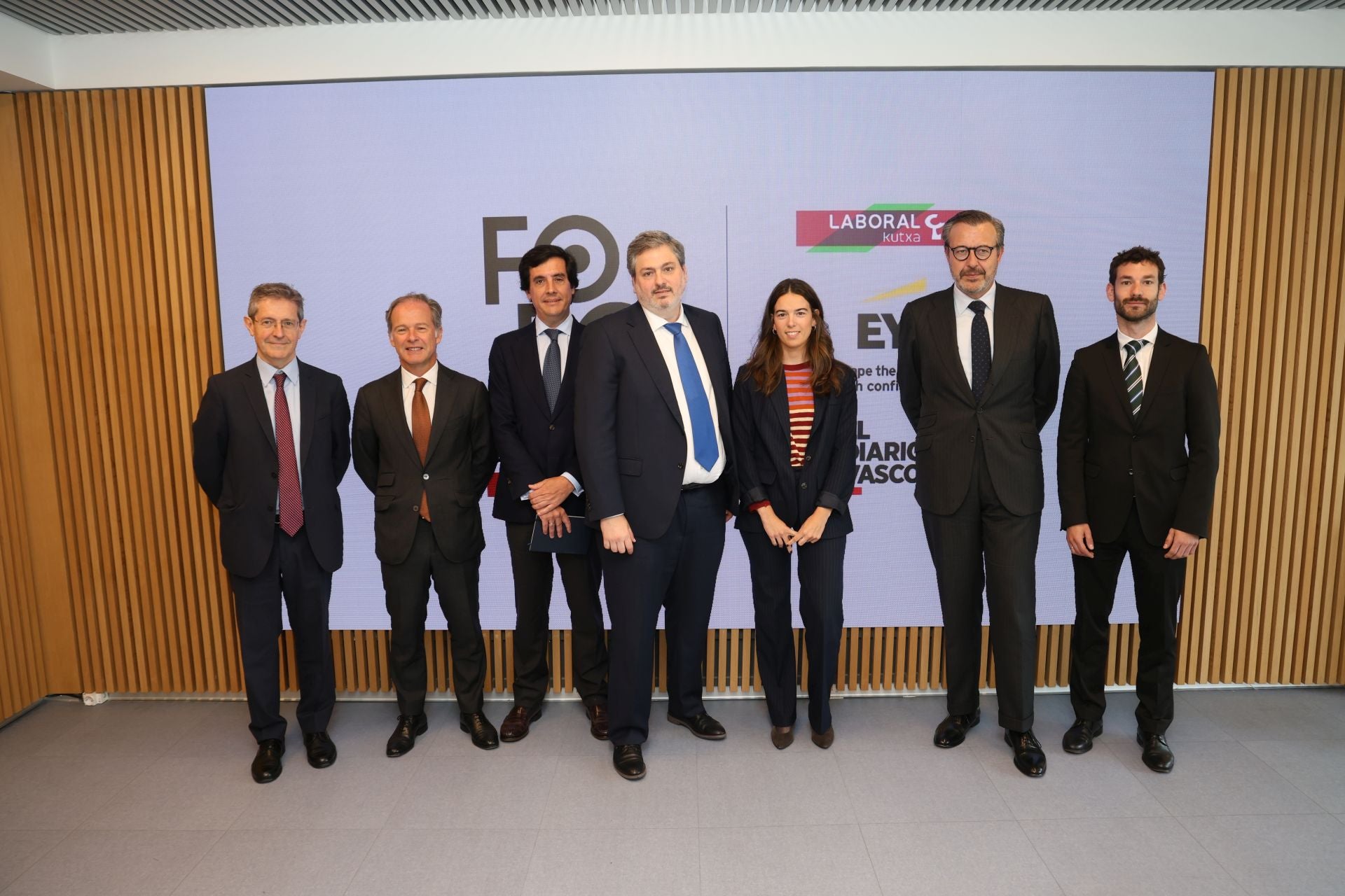 El equipo de EY, patrocinador del Foro Económico, a su entrada a El Diario Vasco: Alberto Peña, Javier Bontigui, Juan Azofra, Miguel Mijangos, Ane Aguirre Goitia, Pablo Sanz y Sergio Peña.
