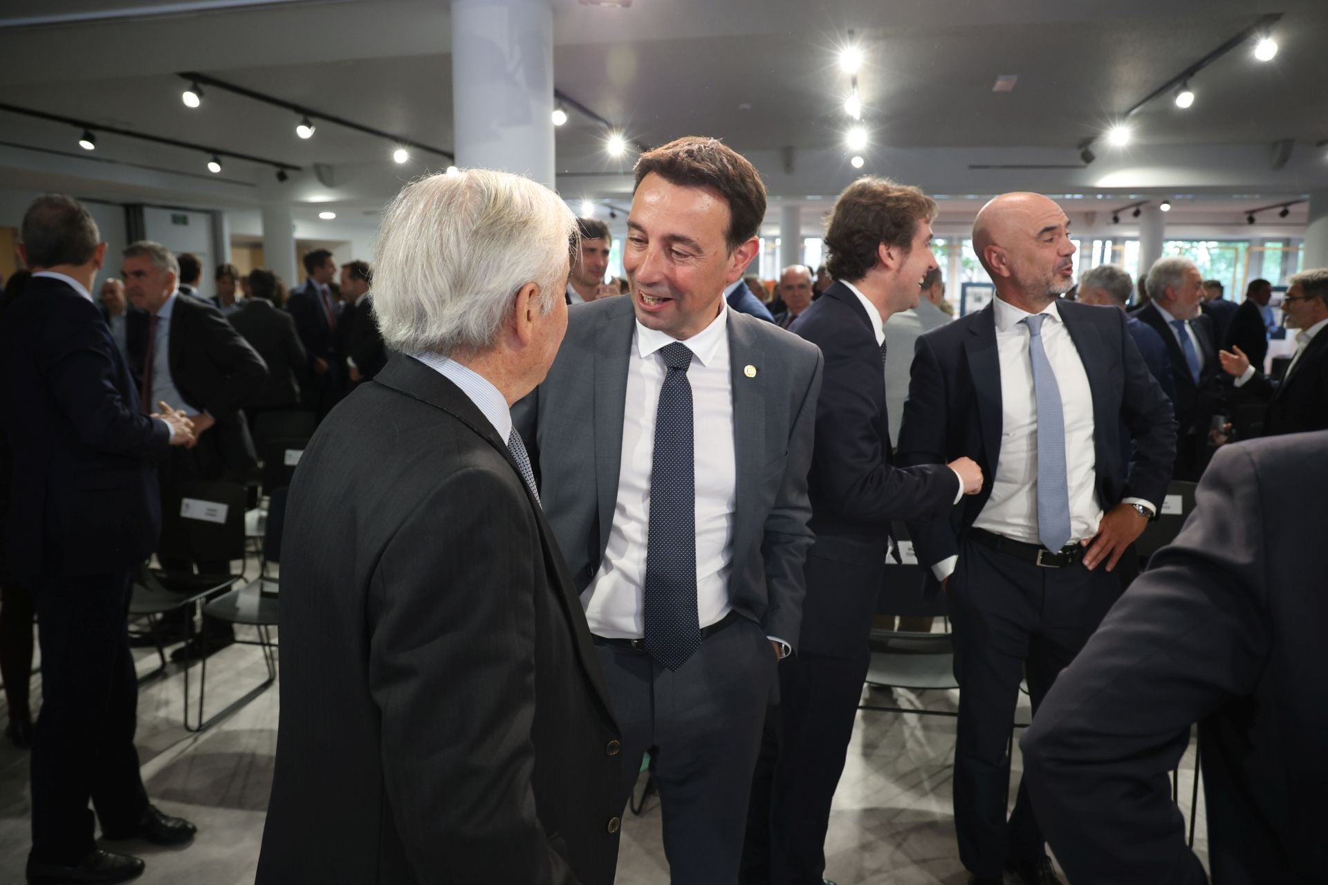 El vicelehendakari segundo, Mikel Torres, charla con el presidente de El Diario Vasco, José María Bergareche.