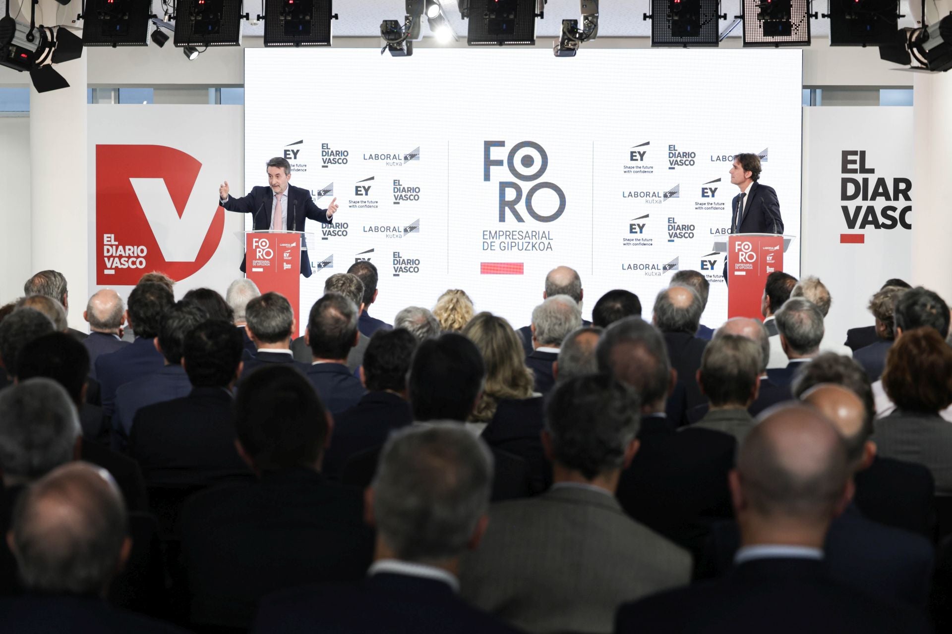 Josu Jon Imaz y David Taberna, durante el foro celebrado este viernes en El Diario Vasco.