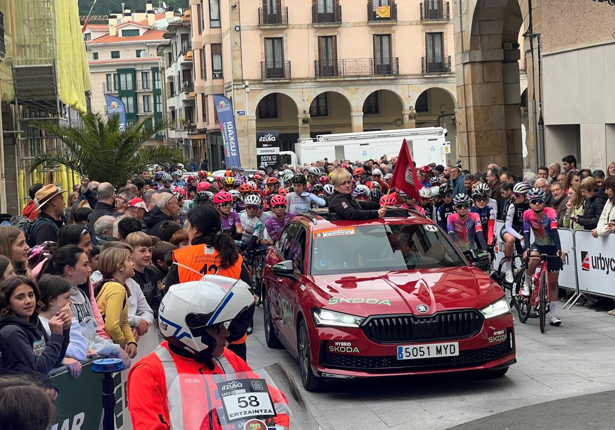 Enérgico impulso a la Itzulia Women en su salida de Zumarraga