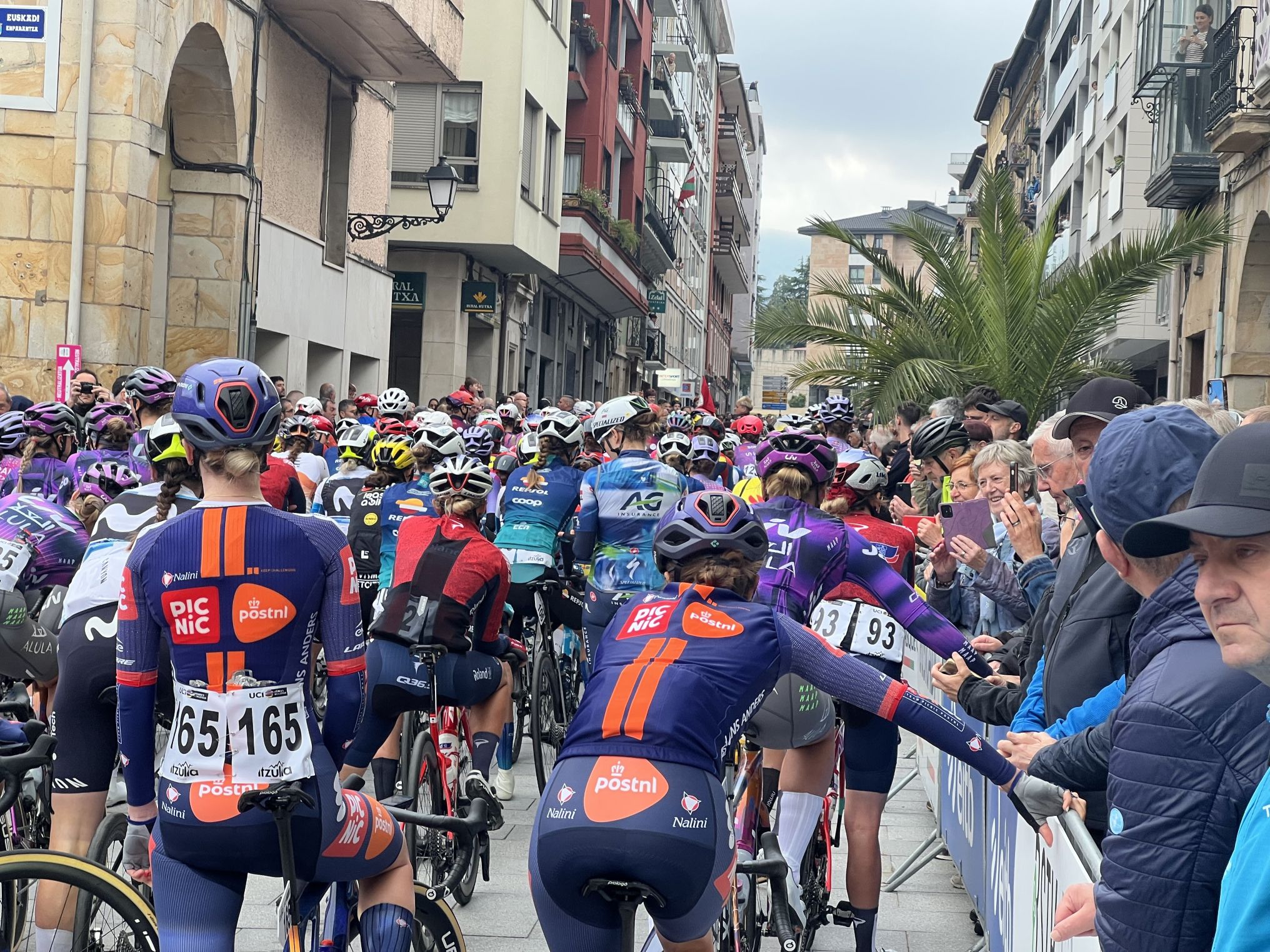 Enérgico impulso a la Itzulia Women en su salida de Zumarraga