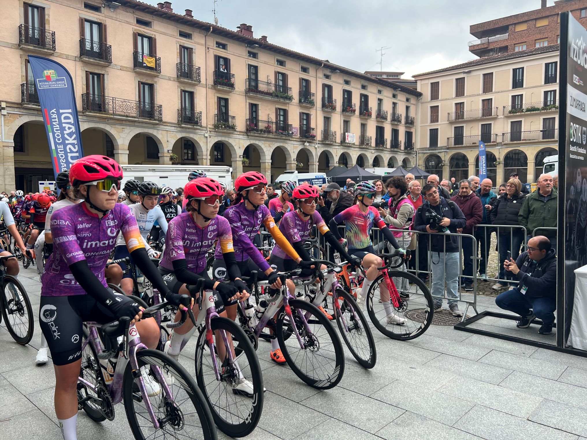 Enérgico impulso a la Itzulia Women en su salida de Zumarraga