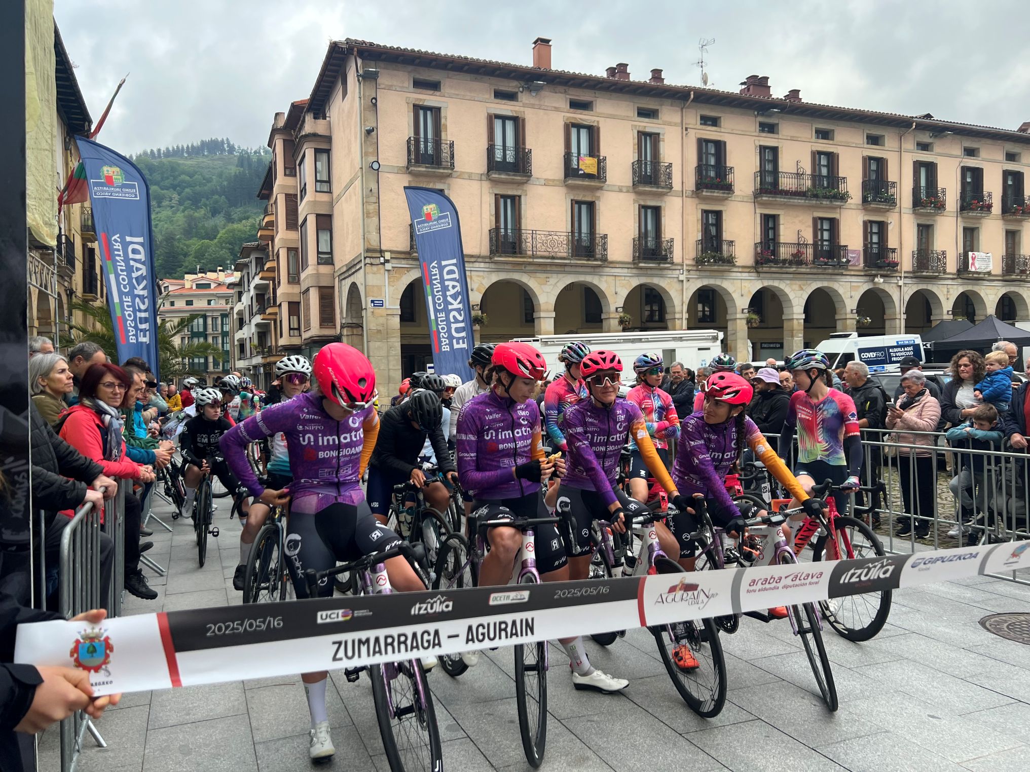 Enérgico impulso a la Itzulia Women en su salida de Zumarraga