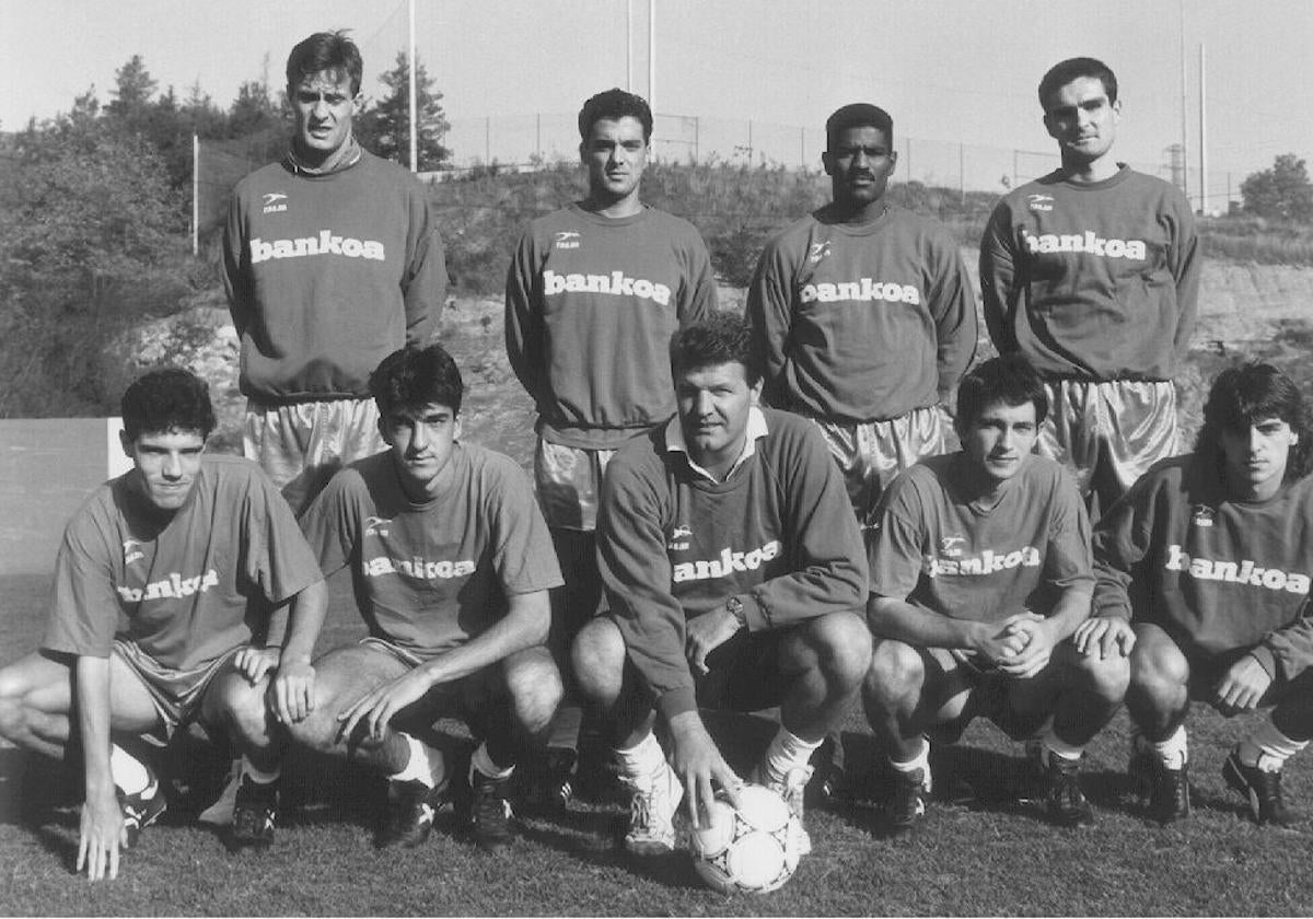 Imanol aparece a la izquierda de Toshack en esta imagen en la pretemporada 91/92 en Zubieta.