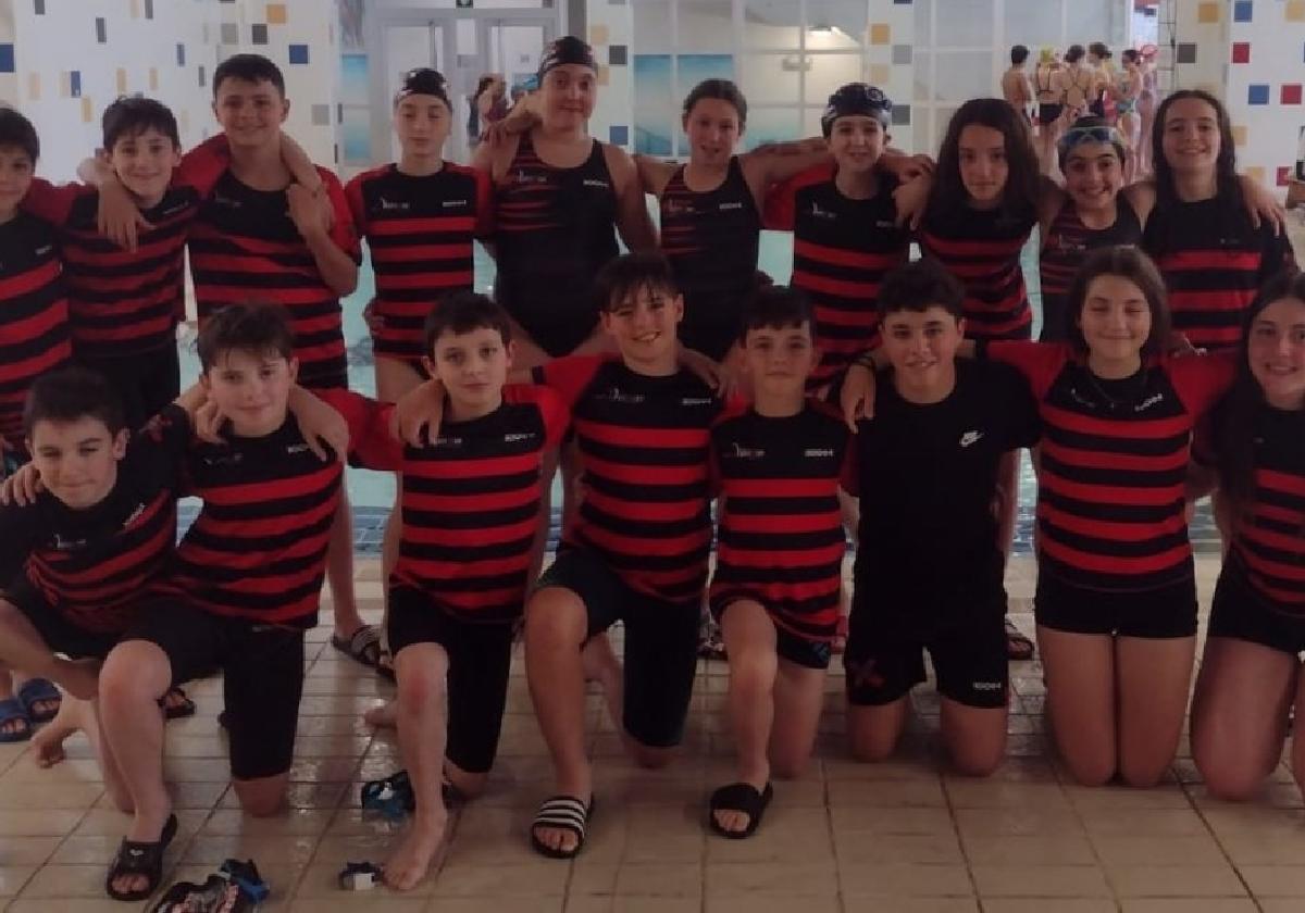 Los alevines del club eibarrés de natación en Ipurua.