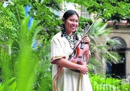 Lorenza abraza su violín en un selvático rincón de la plaza Gipuzkoa.