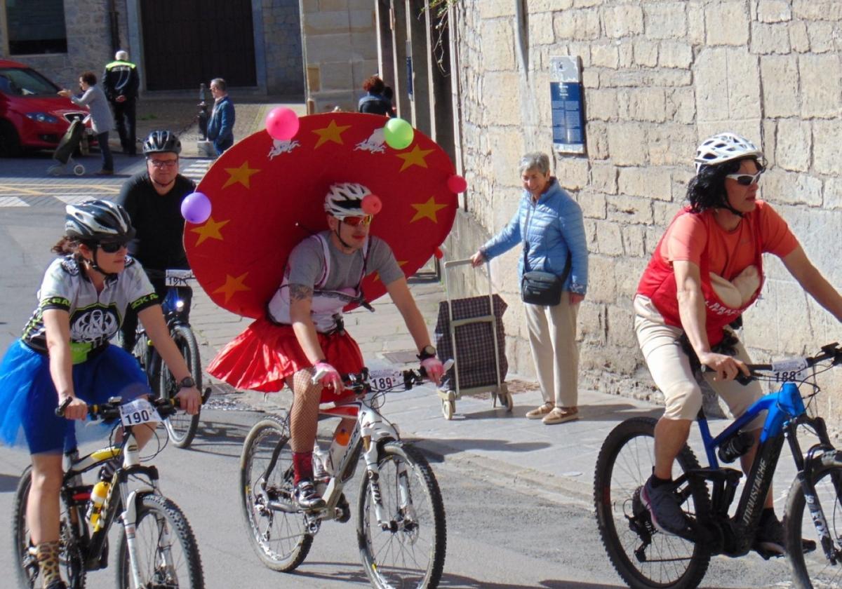 Un centenar largo de disfrazados animan, este sábado, la marcha cicloturista dedicada a Pello