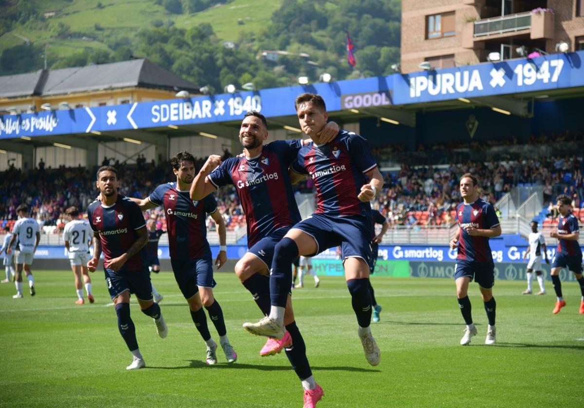 Antonio Puertas y José Corpas se abrazan tras convertir este último el penalti que el extemos almeriense forzó tras un pase del jienense.
