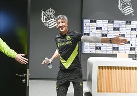 Imanol abandona sonriente la sala de prensa de Zubieta este sábado.