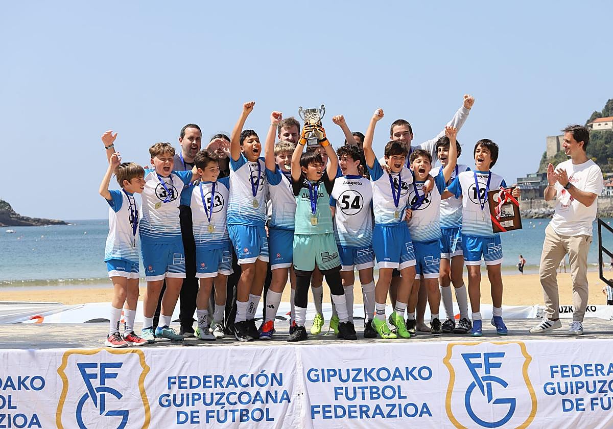 Gran ambiente en las finales del fútbol escolar en la playa de La Concha