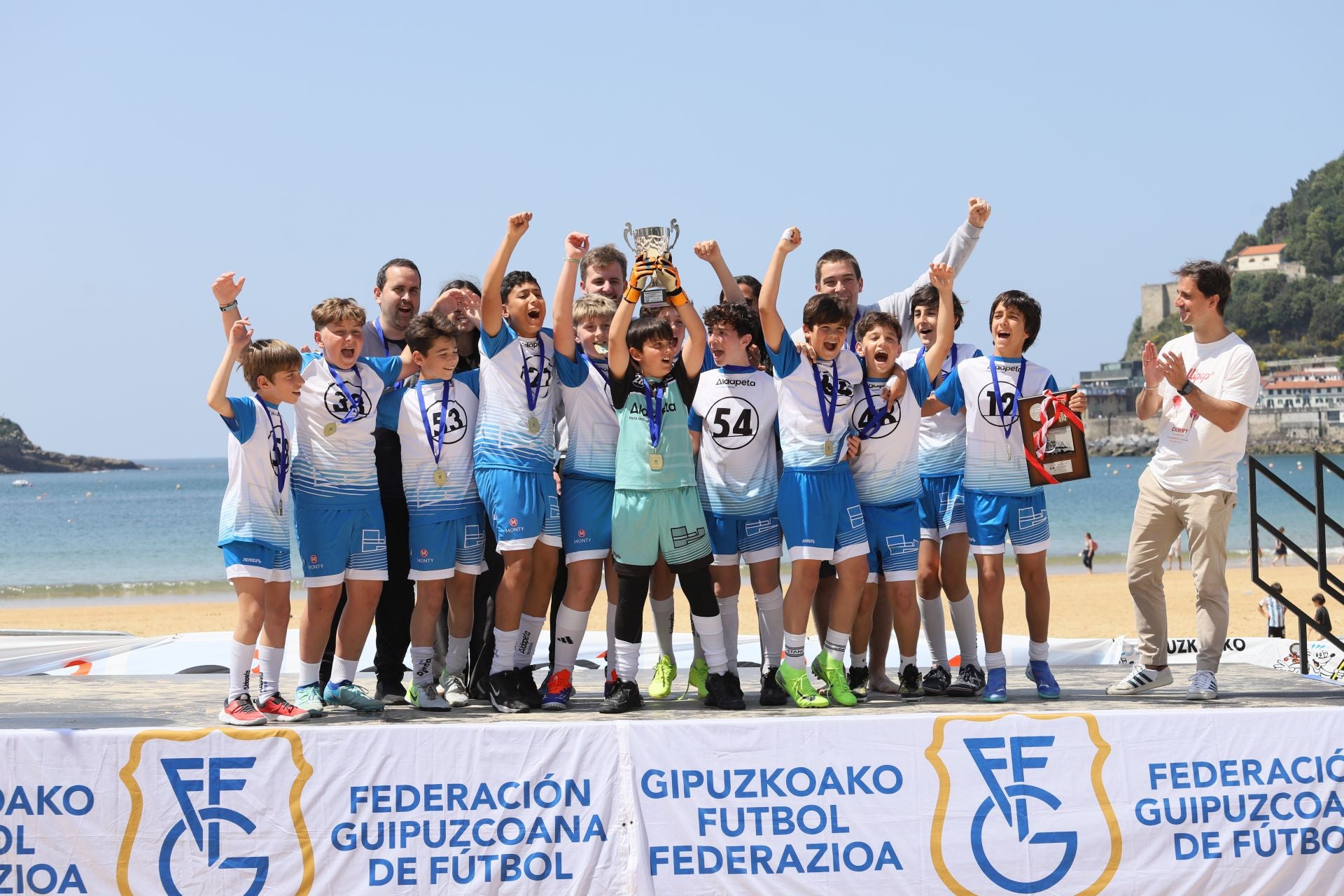 Gran ambiente en las finales del fútbol escolar en la playa de La Concha