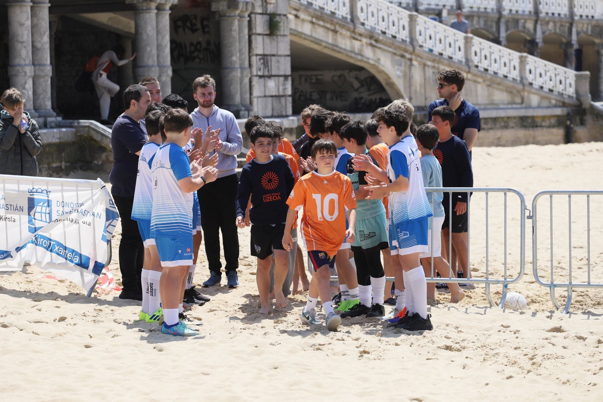Gran ambiente en las finales del fútbol escolar en la playa de La Concha