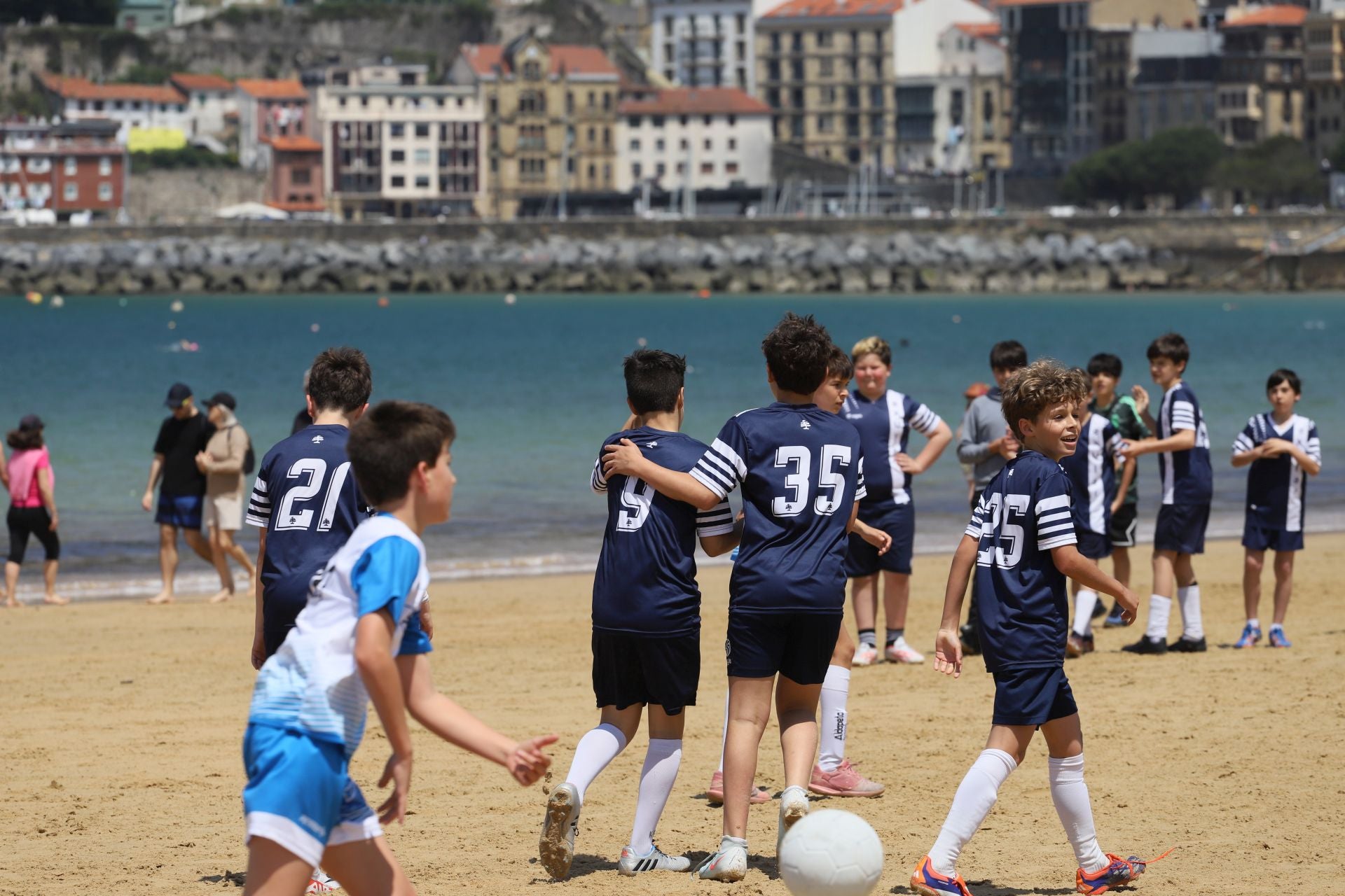 Gran ambiente en las finales del fútbol escolar en la playa de La Concha