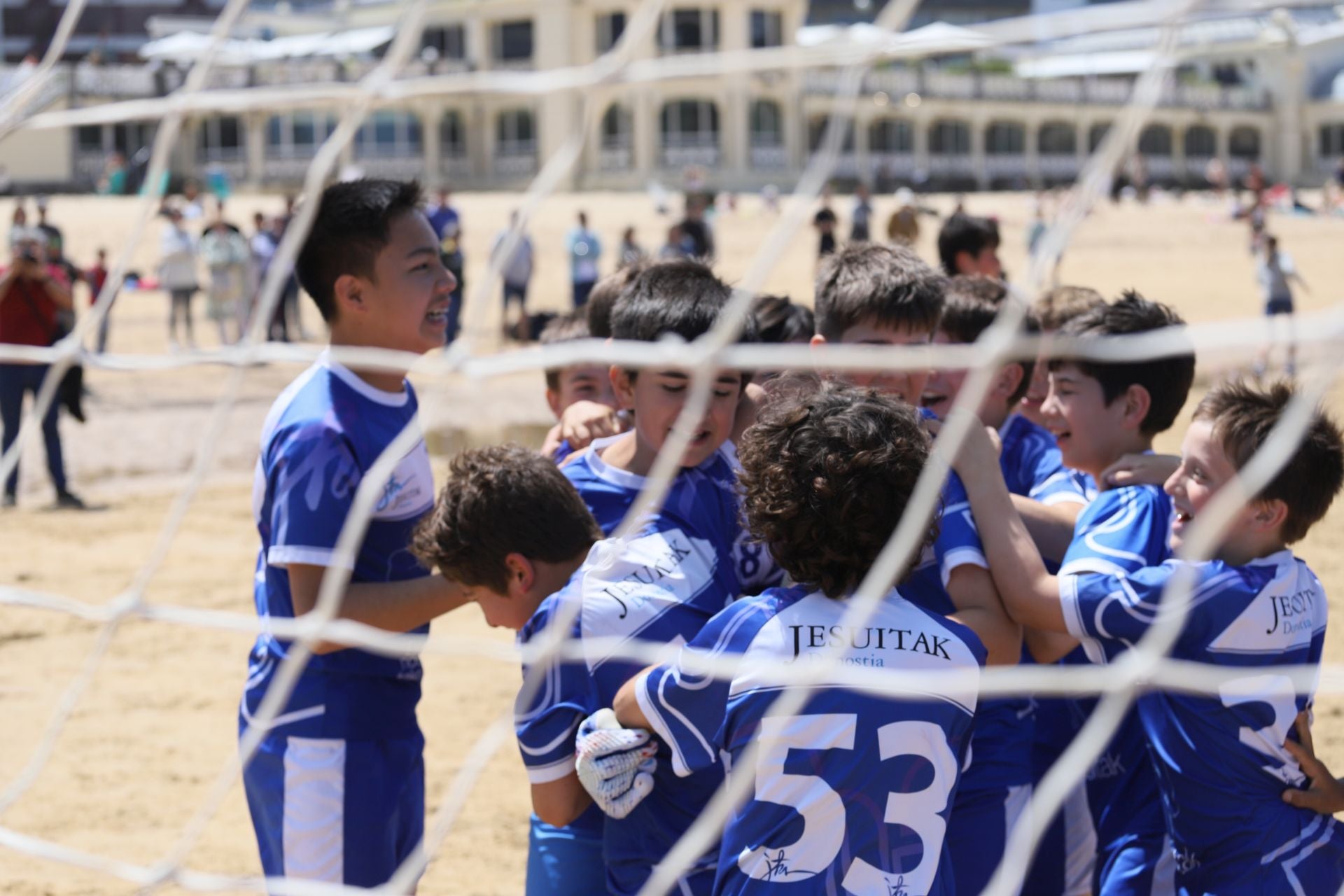 Gran ambiente en las finales del fútbol escolar en la playa de La Concha