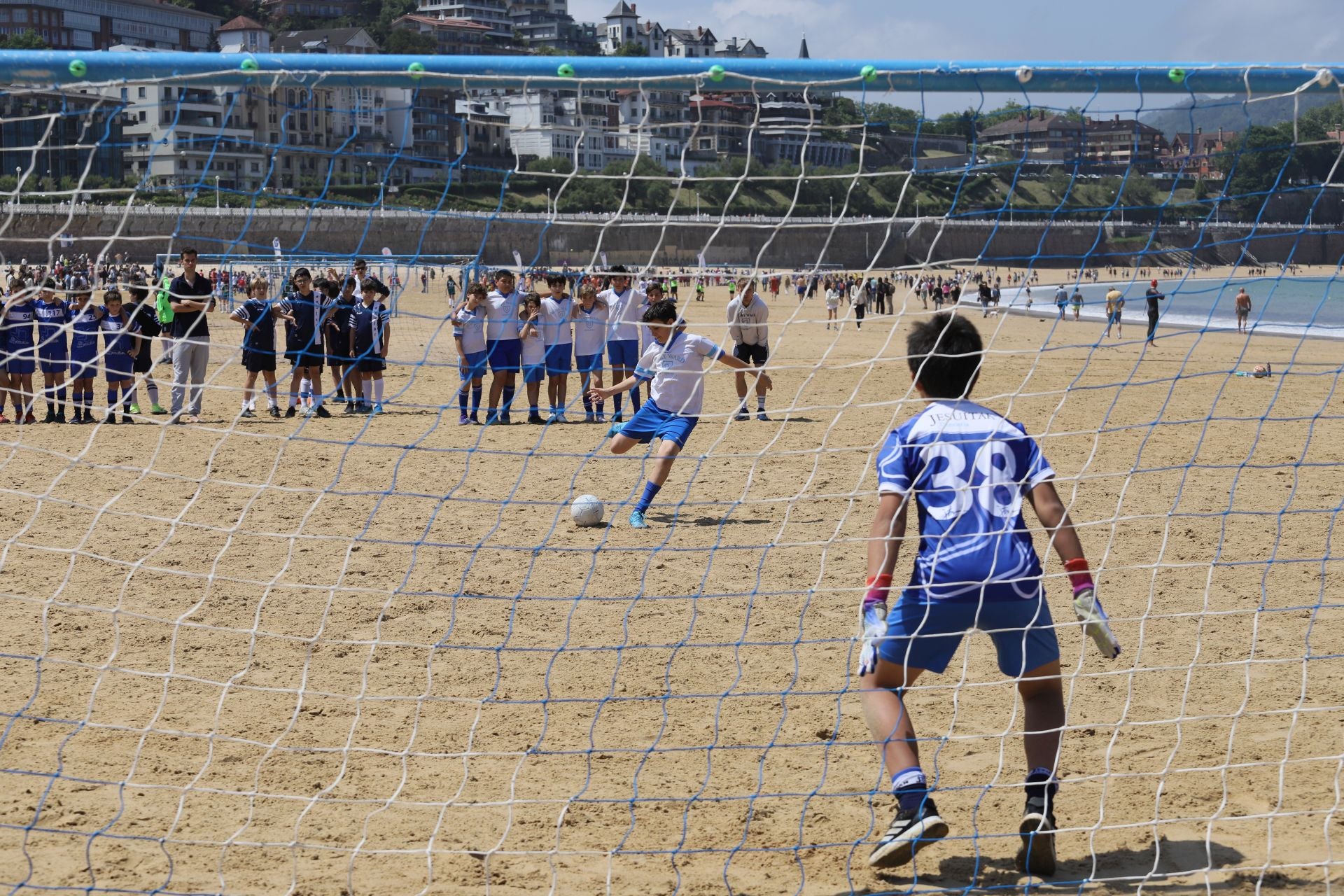 Gran ambiente en las finales del fútbol escolar en la playa de La Concha