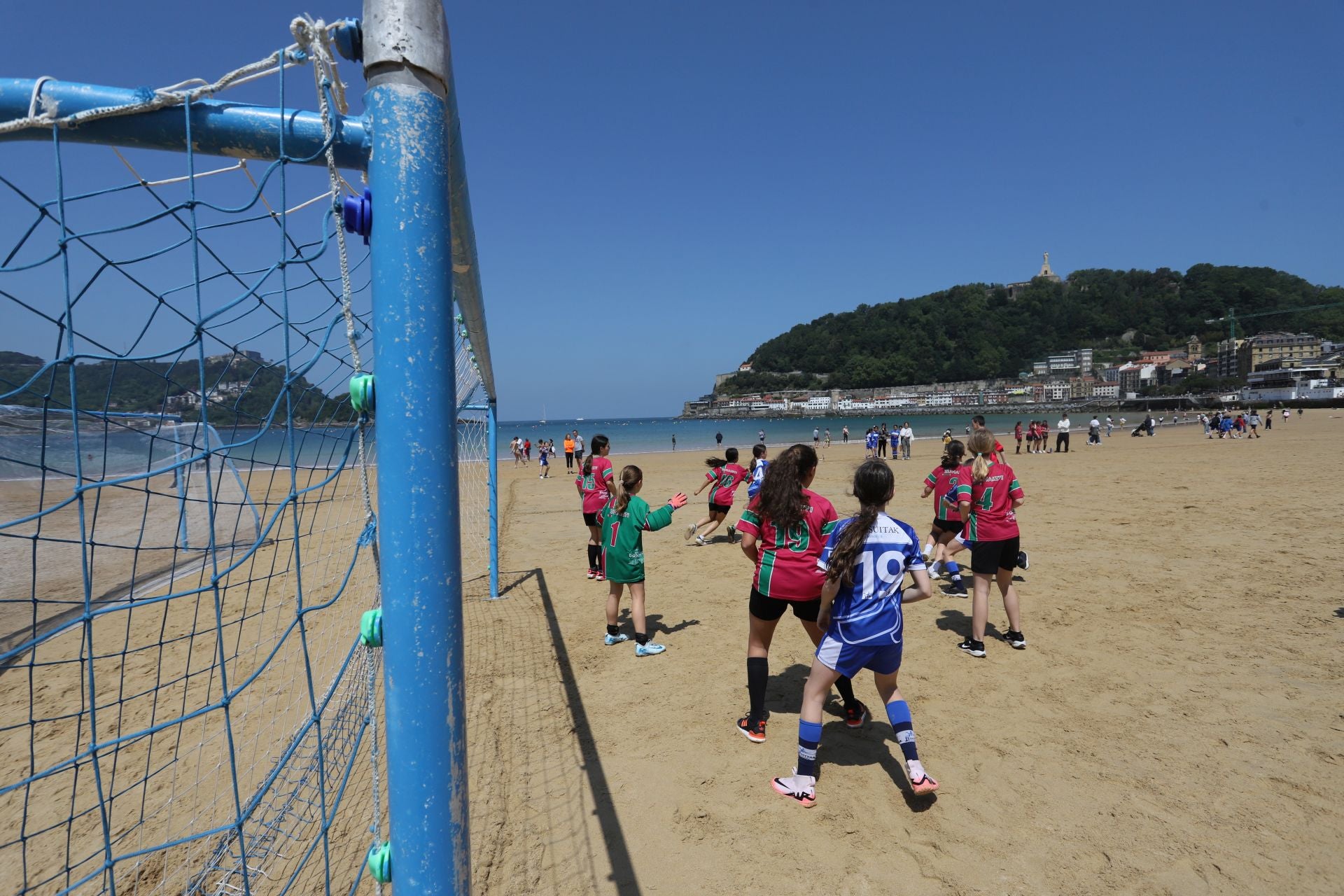 Gran ambiente en las finales del fútbol escolar en la playa de La Concha