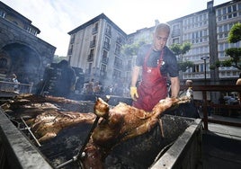 El cordero asado en burduntzi, durante varias horas a fuego lento y de carne tierna, hizo las delicias de los presentes.