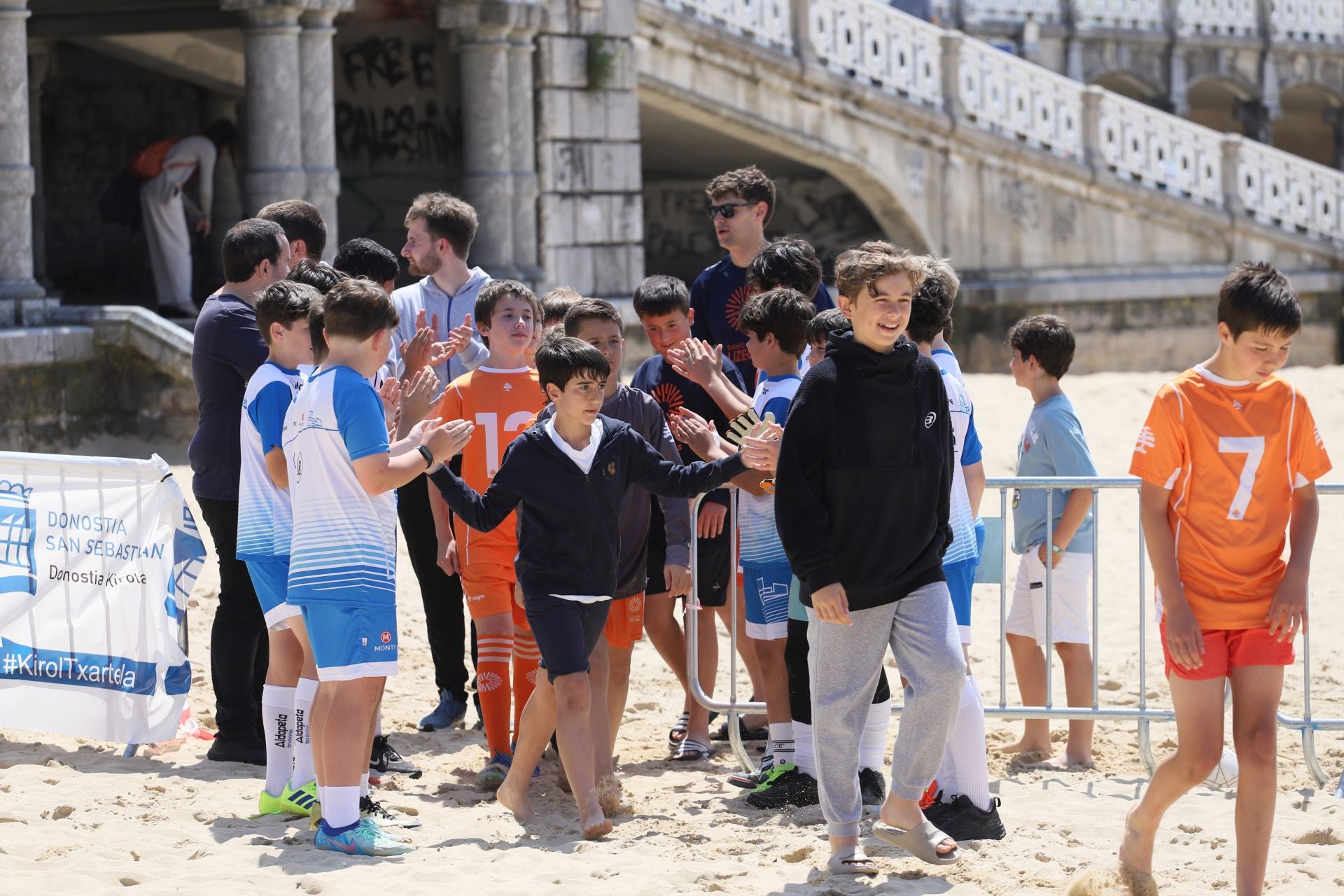 Gran ambiente en las finales del fútbol escolar en la playa de La Concha