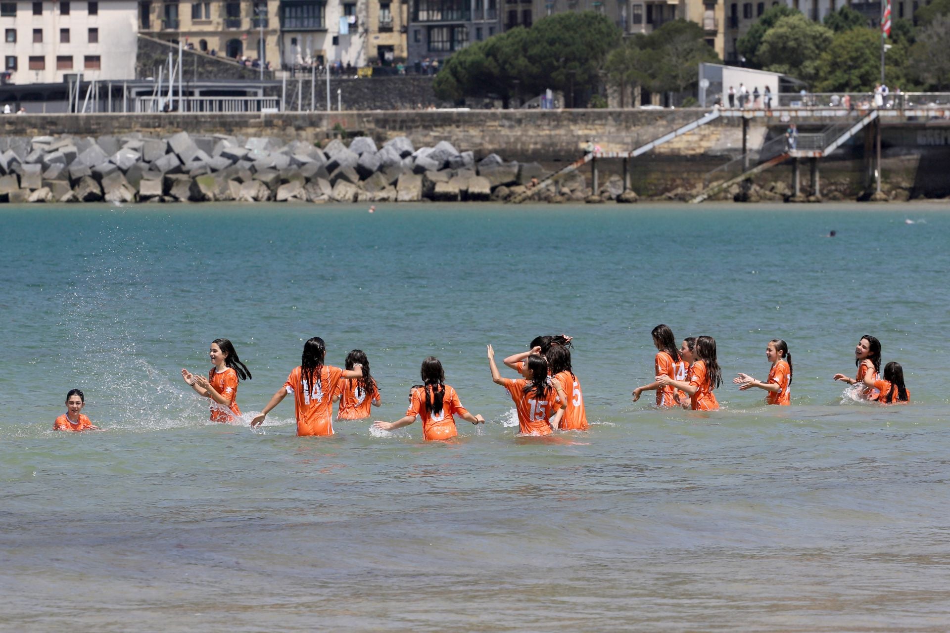 Gran ambiente en las finales del fútbol escolar en la playa de La Concha