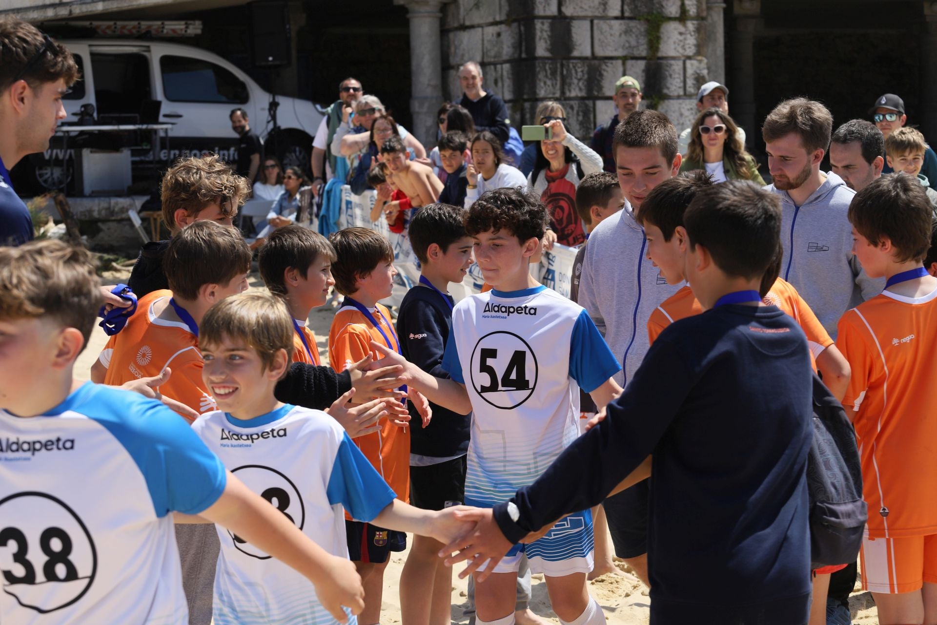 Gran ambiente en las finales del fútbol escolar en la playa de La Concha