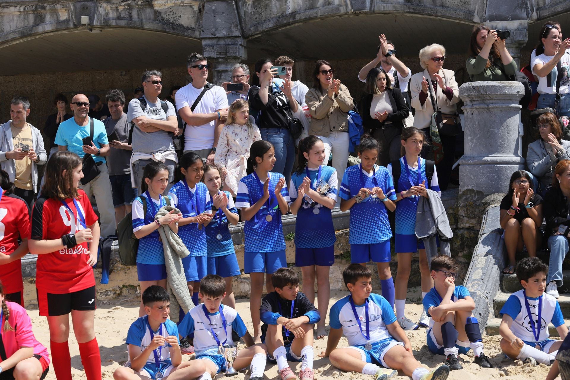 Gran ambiente en las finales del fútbol escolar en la playa de La Concha