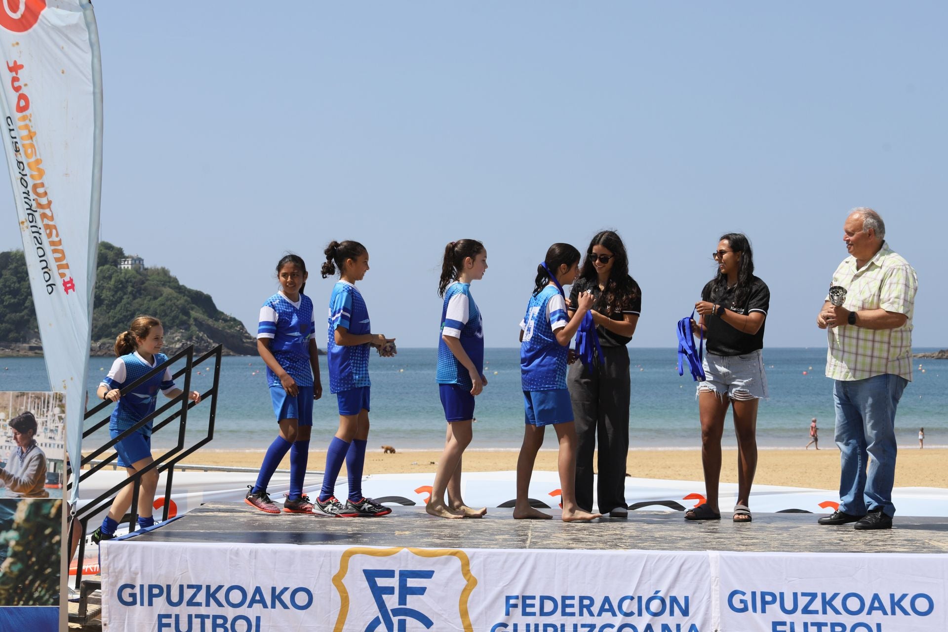 Gran ambiente en las finales del fútbol escolar en la playa de La Concha