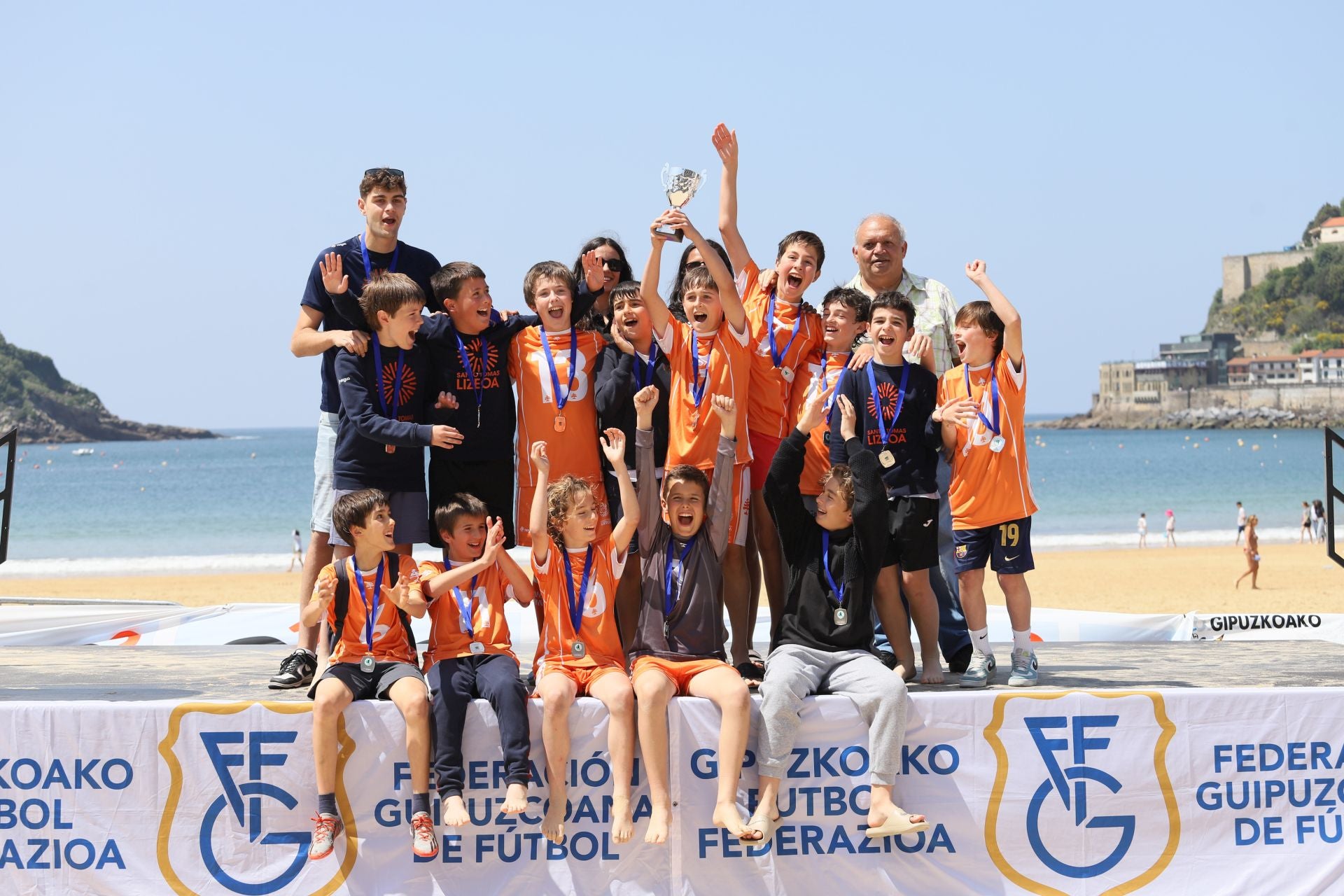 Gran ambiente en las finales del fútbol escolar en la playa de La Concha