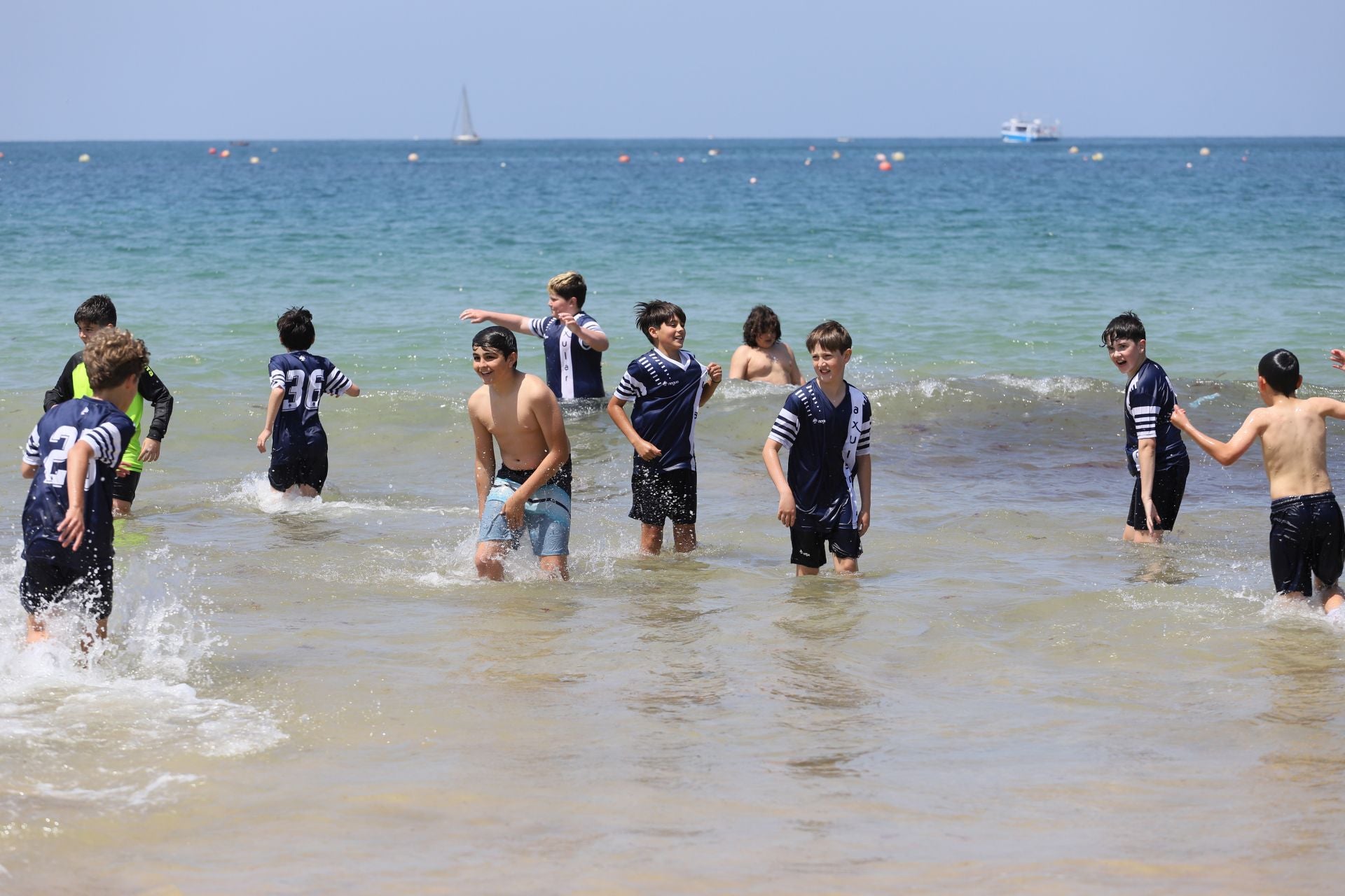 Gran ambiente en las finales del fútbol escolar en la playa de La Concha