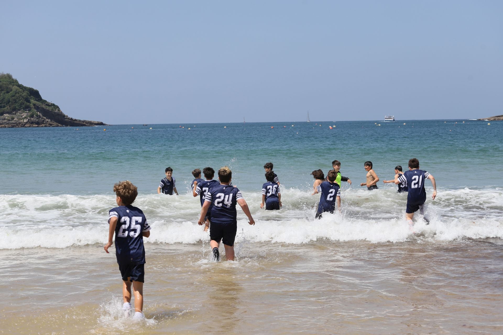 Gran ambiente en las finales del fútbol escolar en la playa de La Concha