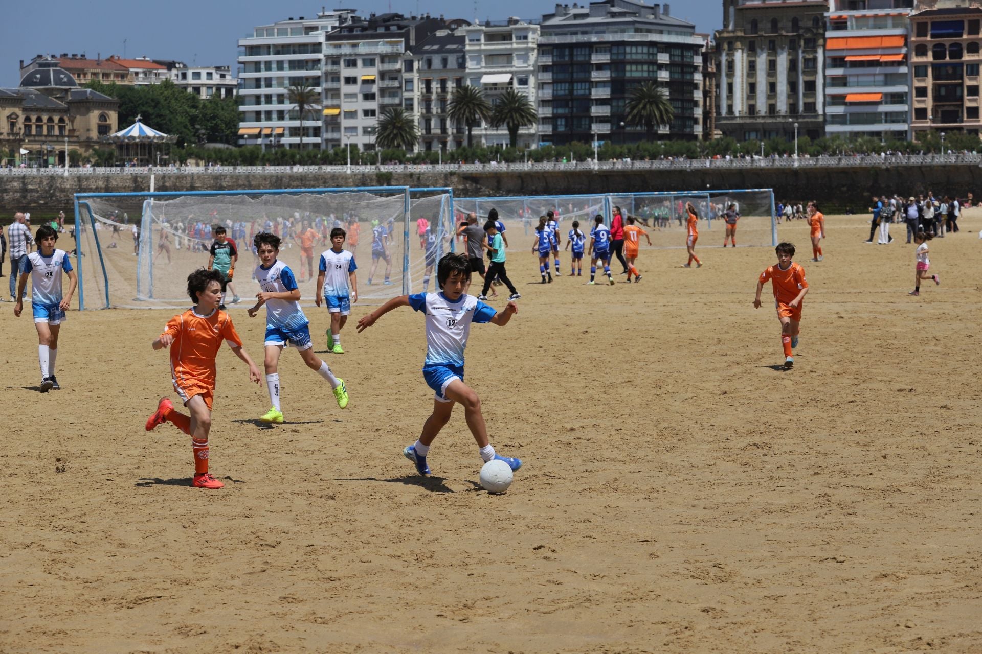 Gran ambiente en las finales del fútbol escolar en la playa de La Concha