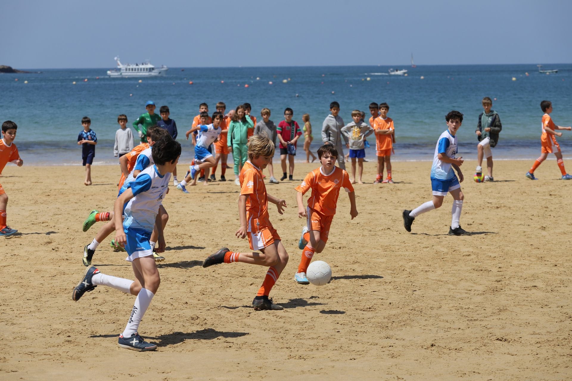 Gran ambiente en las finales del fútbol escolar en la playa de La Concha