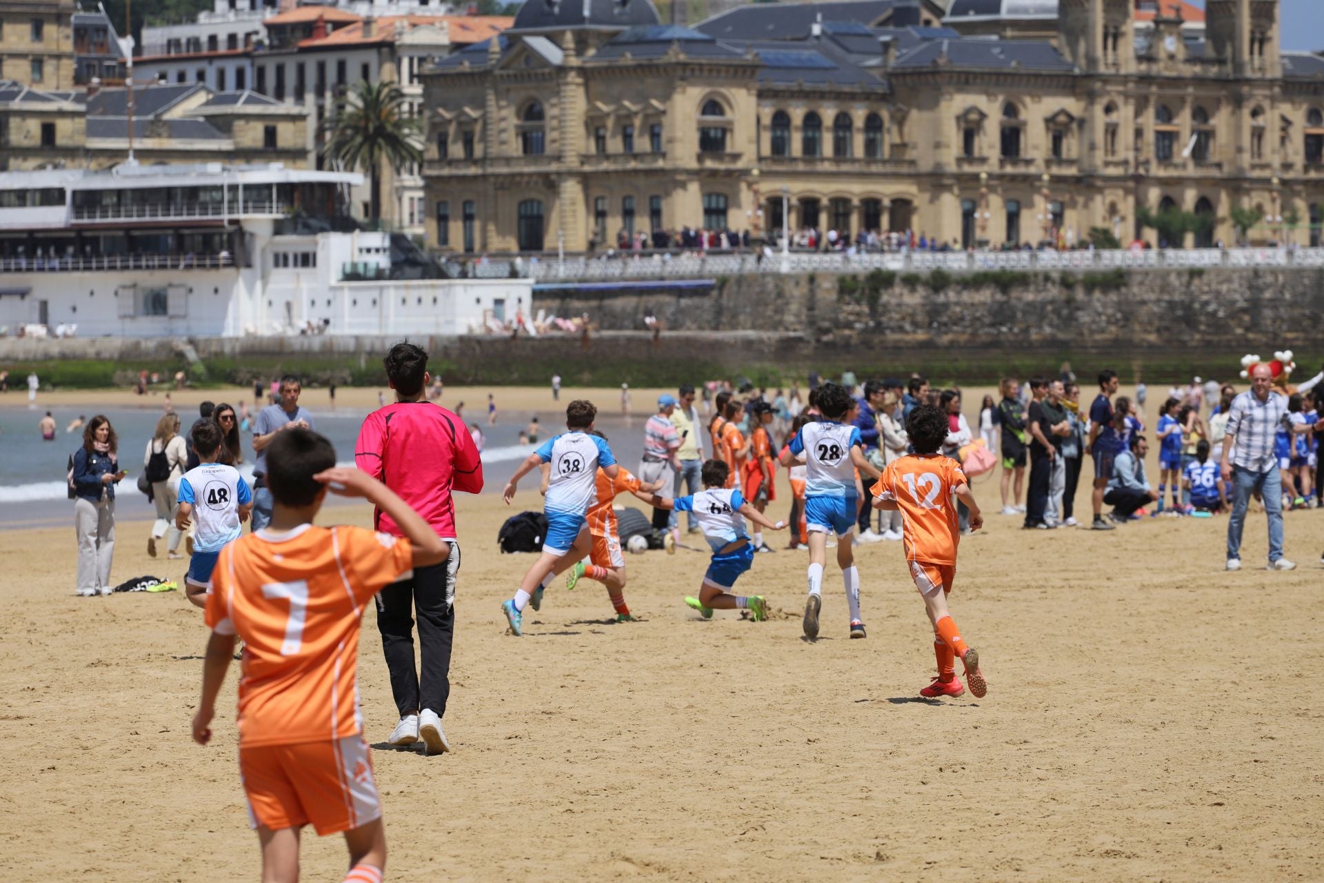 Gran ambiente en las finales del fútbol escolar en la playa de La Concha