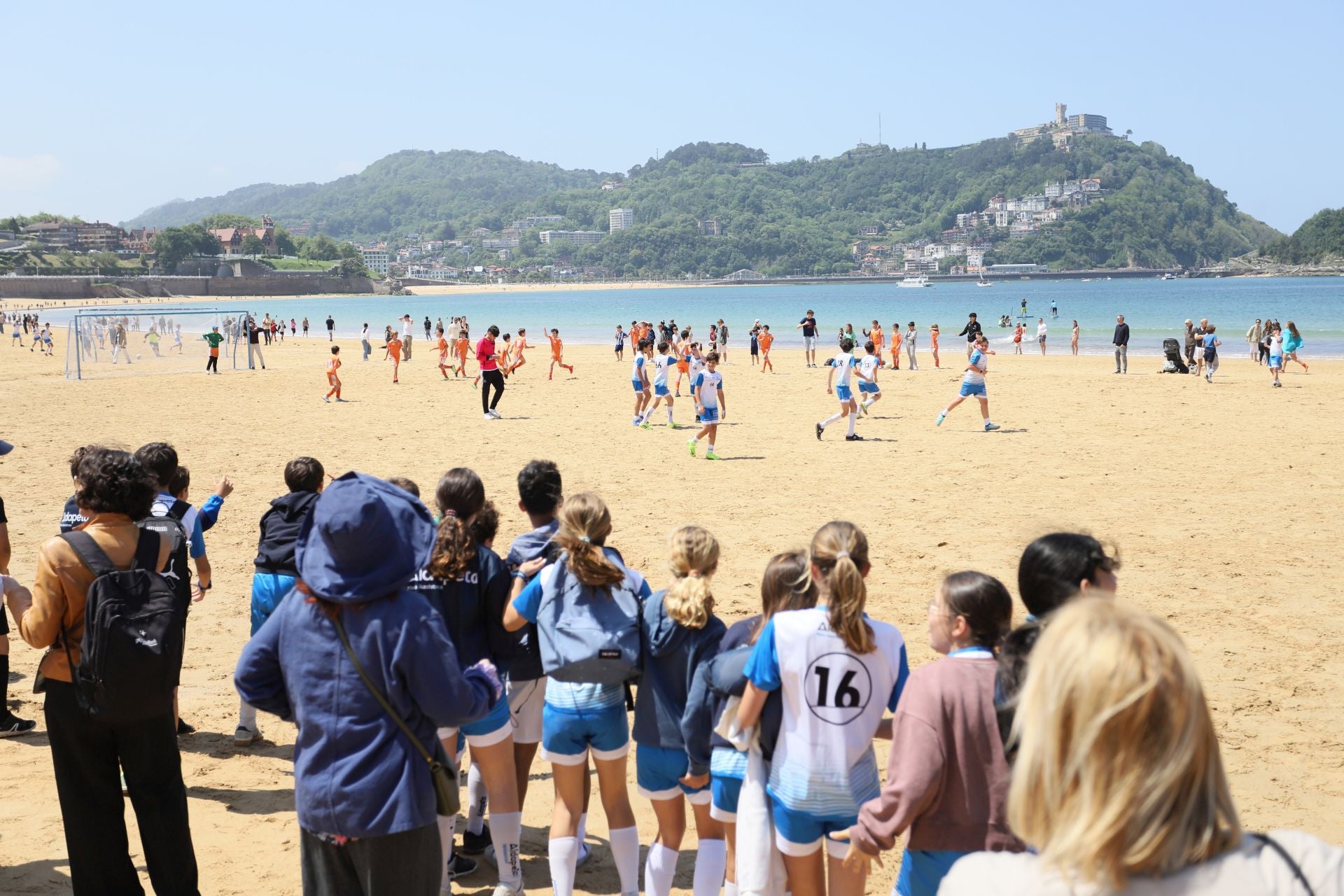 Gran ambiente en las finales del fútbol escolar en la playa de La Concha