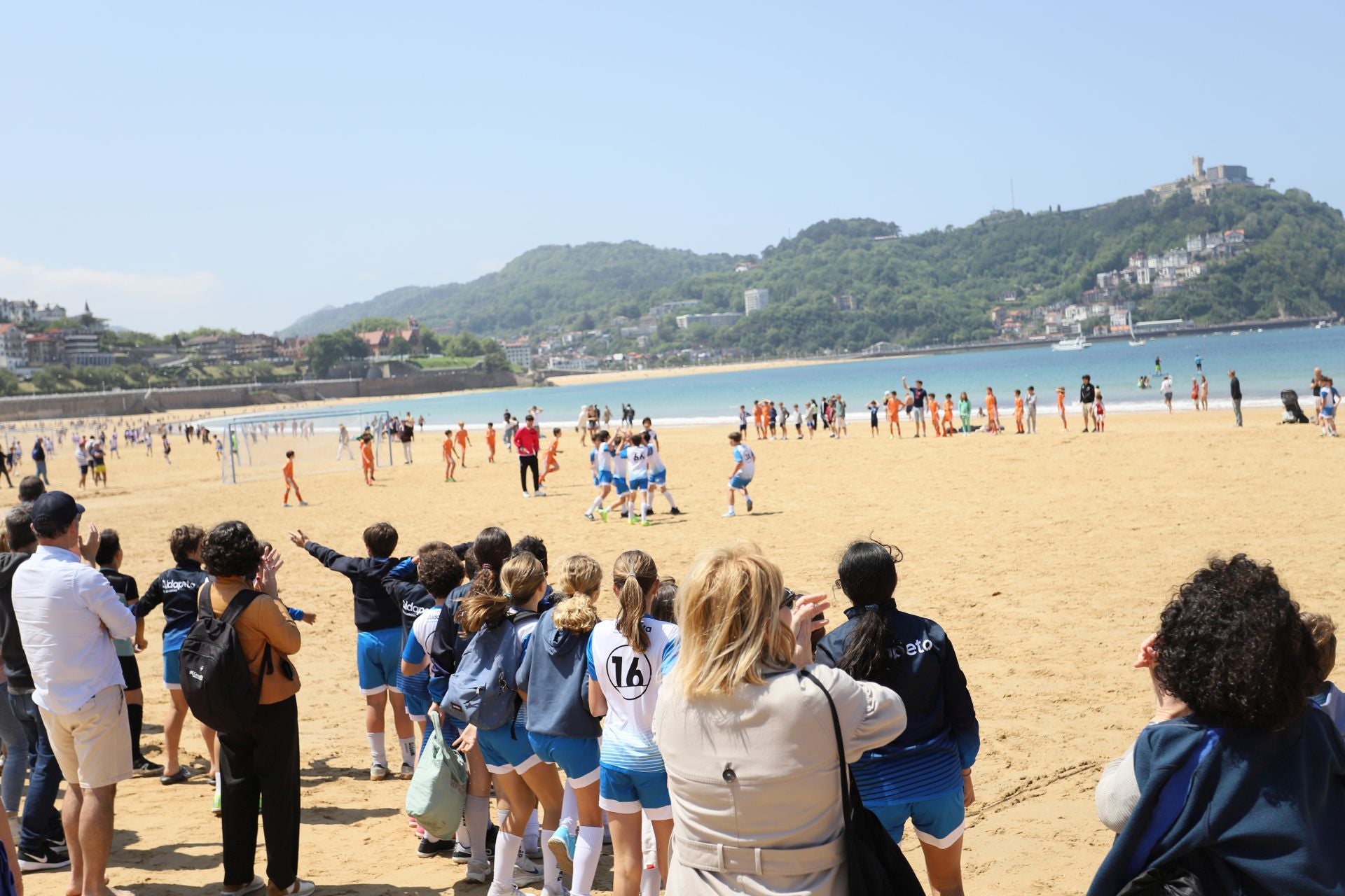 Gran ambiente en las finales del fútbol escolar en la playa de La Concha